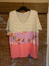Load image into Gallery viewer, PLUS - Heather gray and floral top
