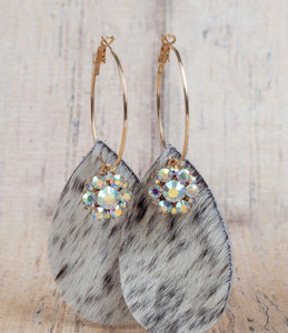 Howdy Cowgirl earrings in white