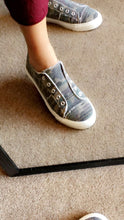 Load image into Gallery viewer, Camo sneaker
